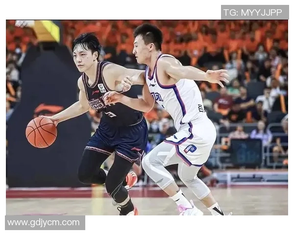 CBA广东队与新疆队激战正酣比分悬念不断引发球迷热议